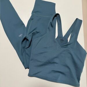 New Alo Yoga Women's Blue Set